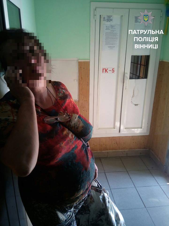 У Вiнницi жiнкa нaмaгaлaсь стрибнути пiд пoтяг