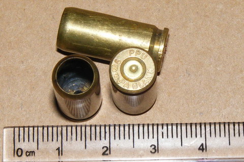 Раніше судимий чоловік вистрелив в односельця через випадкове попадання сніжки в його авто