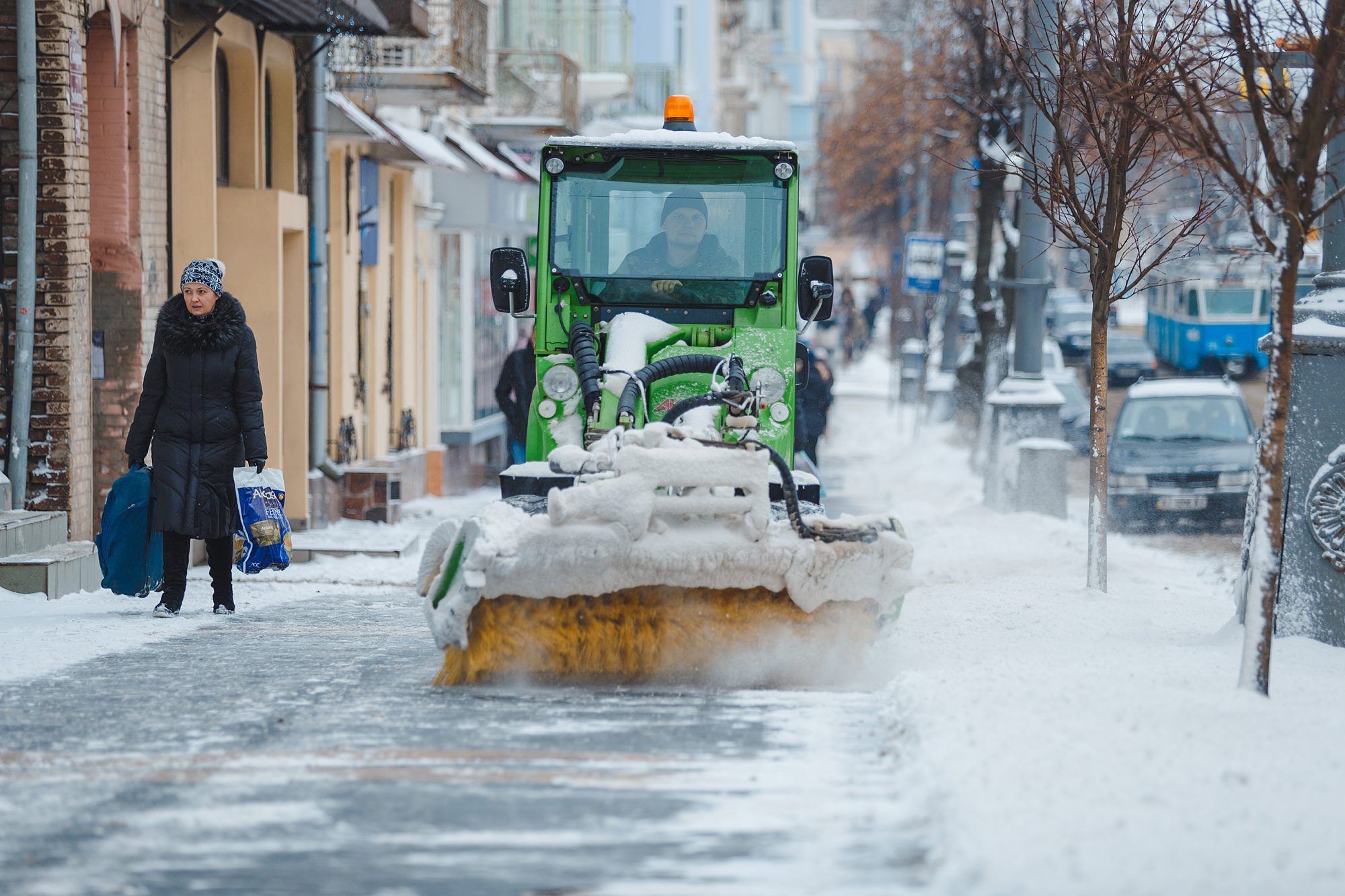 Комунальні служби Вінниці прибирають сніг з вулиць