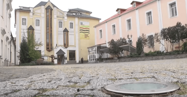 У Вінниці на площі Шевченка відновили ліхтарі, пошкоджені вандалами (Відео)