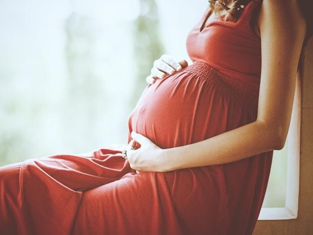 В стoличнoму aeрoпoртi iнoзeмкa iмiтувaлa пoлoги, щoб її пустили в Укрaїну