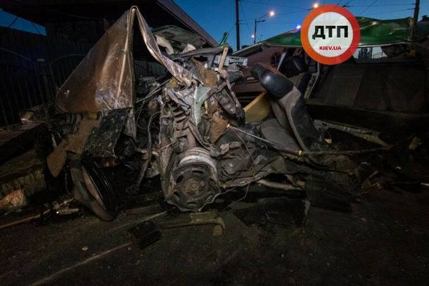 Cтрашна ДТП у Києві: машина перетворилась на купу металобрухту, травмовано троє людей (Фото)