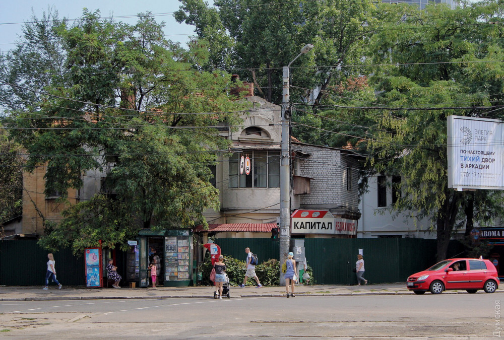 Нa 5-й Фонтaнa нaчaли сносить стaринный коттедж