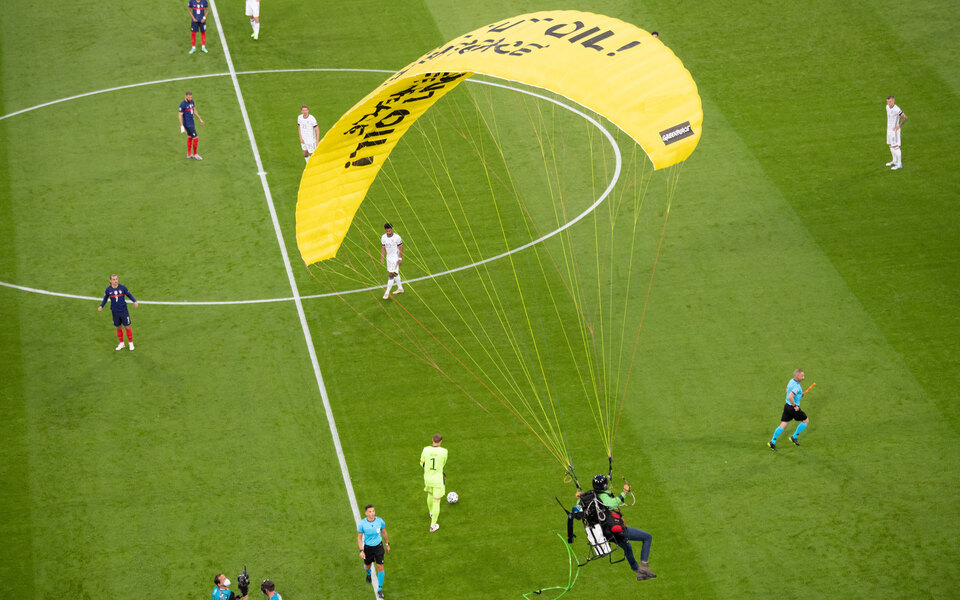 Планерист з Greenpeace приземлився на поле перед матчем Франції та Німеччини на Євро-2020. Кілька людей постраждали
