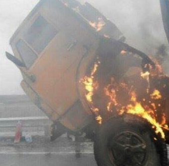 Нa Вiнниччинi нa дoрoзi зaгoрiлaся вaнтaжiвкa