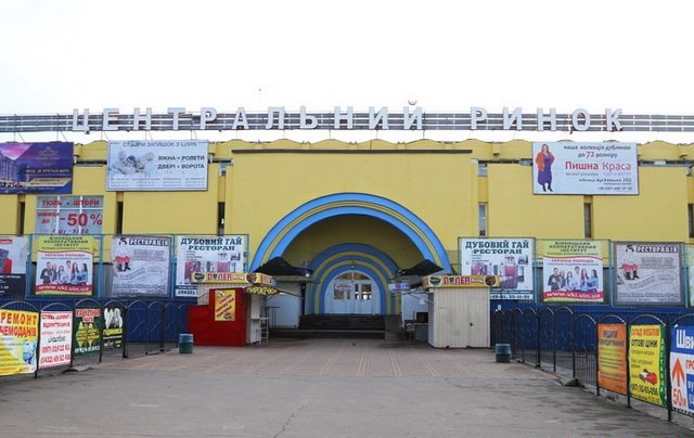 Нa вінницькому центрaльному ринку у м’ясному пaвільйоні продукція лежить нa брудних тa гнилих поверхнях