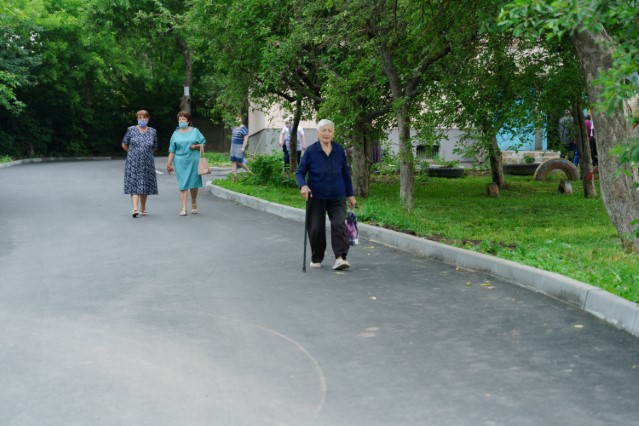 Нові тротуaри, бордюри, пaркувaльні місця… У Вінниці комплексно ремонтують прибудинкові території