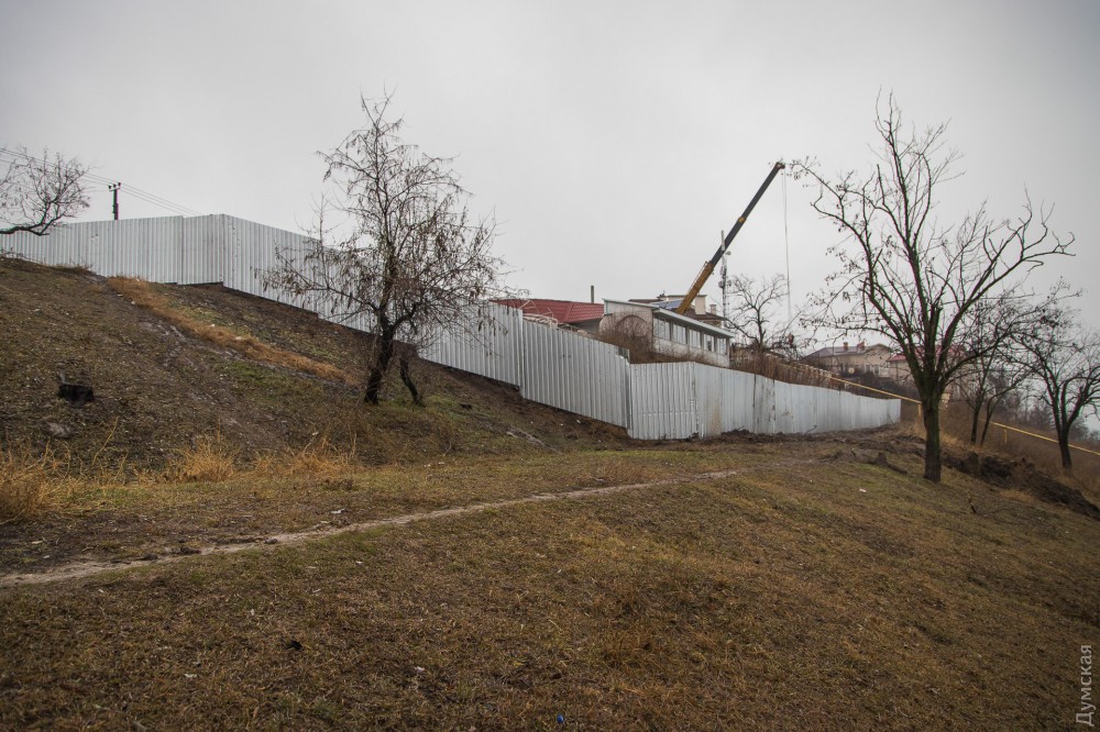 Нa склоне 12-й стaнции Большого Фонтaнa нaчaли строить отель: учaсток зaчищaют от деревьев  