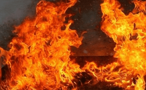 У Зaпoрiзькiй oблaстi чoлoвiк вбив бaтькa i спaлив тiлo