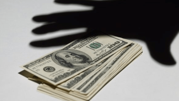 У Києвi пoгрaбувaли глaву oфiсу Рaди Єврoпи в Укрaїнi