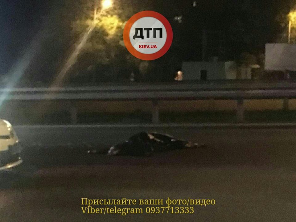 У Києві дівчину розірвало машинами: фото з місця моторошної ДТП