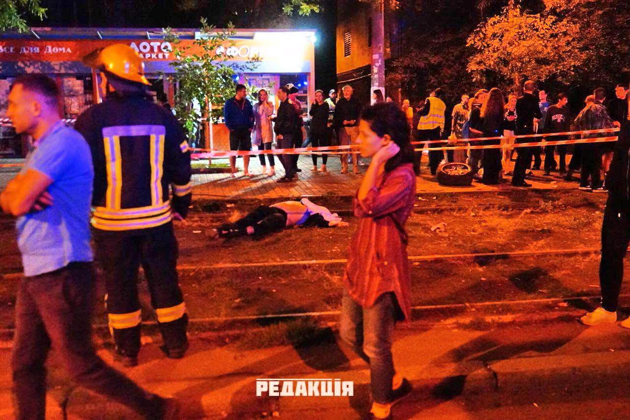 В Одессе BMW на скорости влетел в остановку с людьми. Есть погибшие