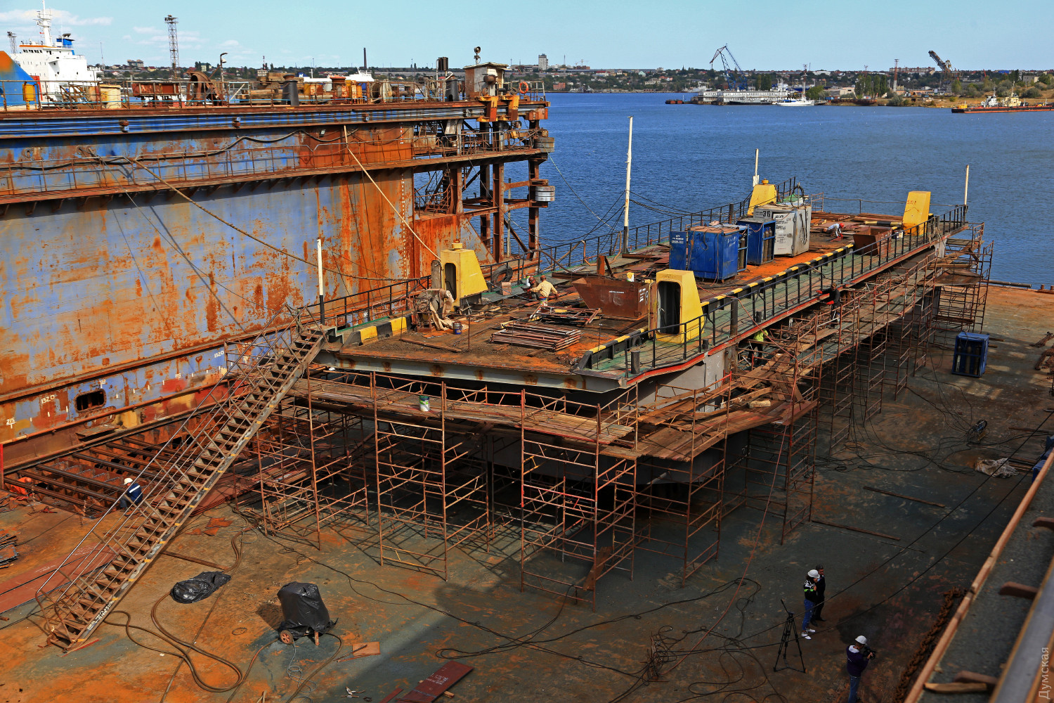 На судоремонтном заводе в Черноморске начали красить понтон: скоро он займет свое место на переправе