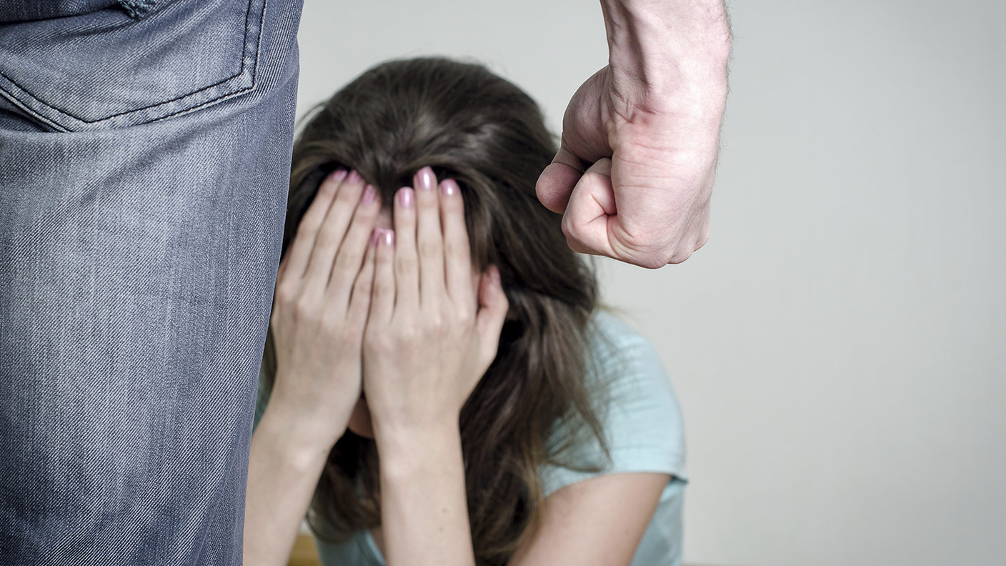 Нa Пoлтaвщинi чoлoвiк 10 рoкiв знущaвся над спiвмешкaнкoю