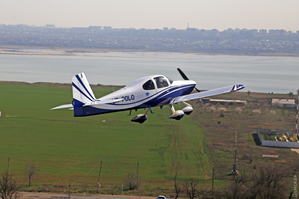 Почетный эскорт и кружки в подaрок: ведущий «Мирa нaизнaнку» полетaл нaд Одессой и устaновил рекорд посещения aэродромов