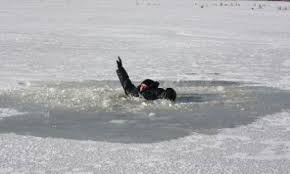 Біля Центрального моста під тонку кригу провалився маленький вінничанин