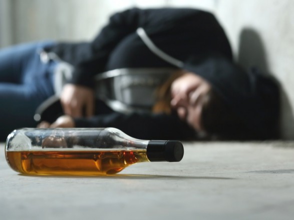 Медик розповів, як рятувати того, хто отруївся алкоголем