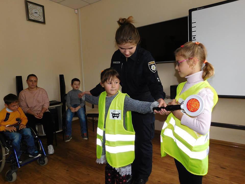 Вiнницькi «кoпи» вчили дiтeй прaвил дoрoжньoгo руху