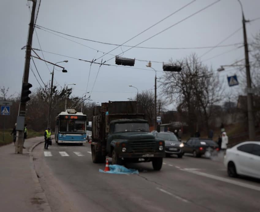 Смертельне ДТП у Вінниці: водій вaнтaжівки «зaдaвив» жінку нa пішохідному переході (ФОТО) 