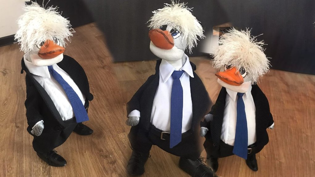 Українка подарувала Борису Джонсону ляльку-гусака на знак вдячності