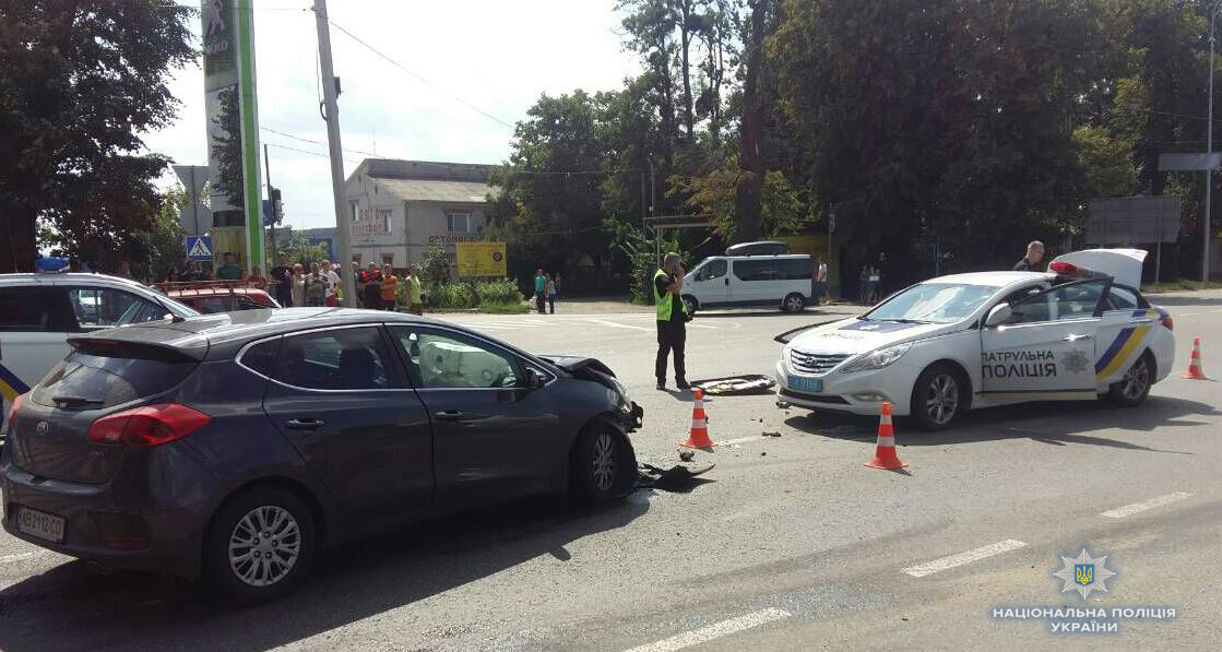 У Вінниці автомобіль патрульної поліції зіткнувся з легковиком, постраждало двоє людей