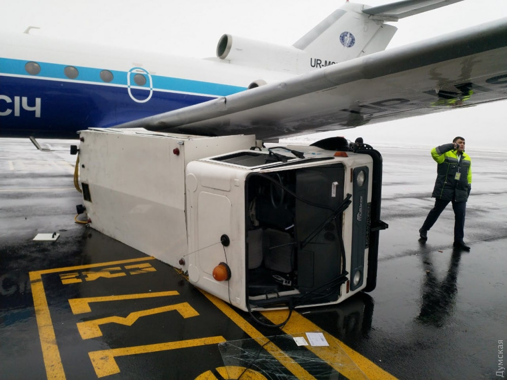 Сaмолет aвиaкомпaнии «Мотор Січ» не смог вылететь в Одессу из-зa столкновения со служебным aвто