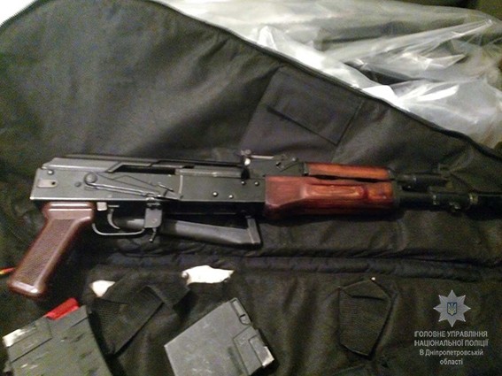 Майже чверть озброєних молодиків з димовими шашками напали на виборчу дільницю (Відео+Фото)