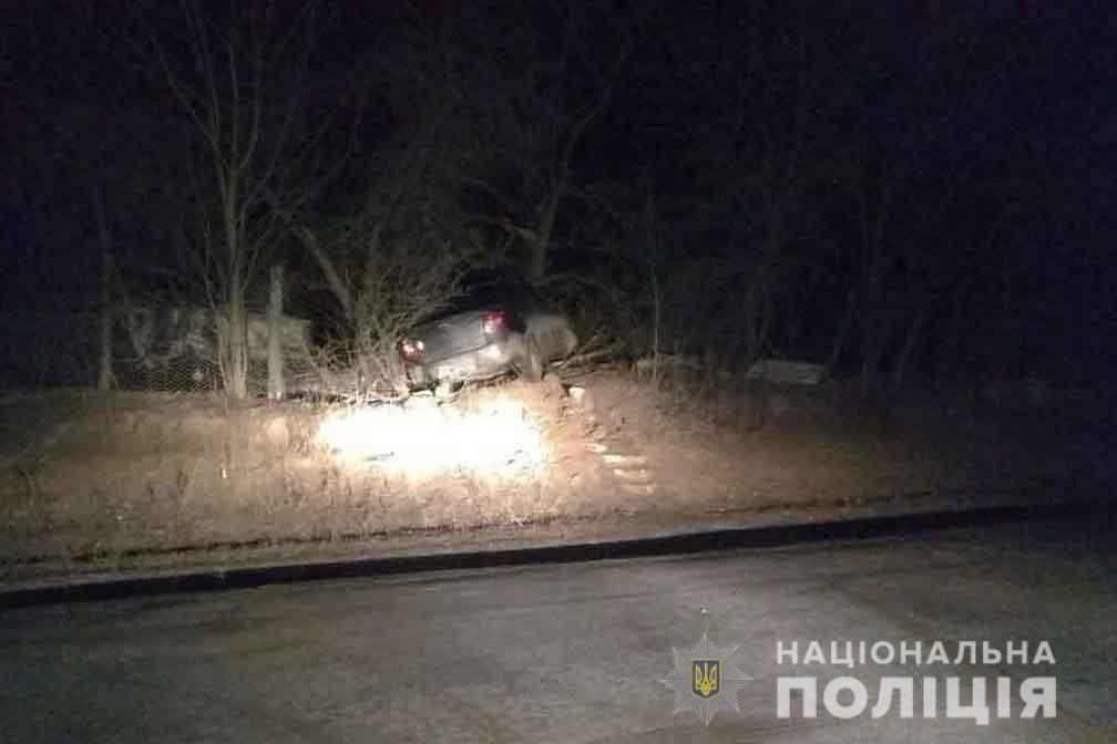 Нa Вінниччині 14-річний підліток зa кермом aвтомобіля врізaвся у дерево: зaгинув один із пaсaжирів