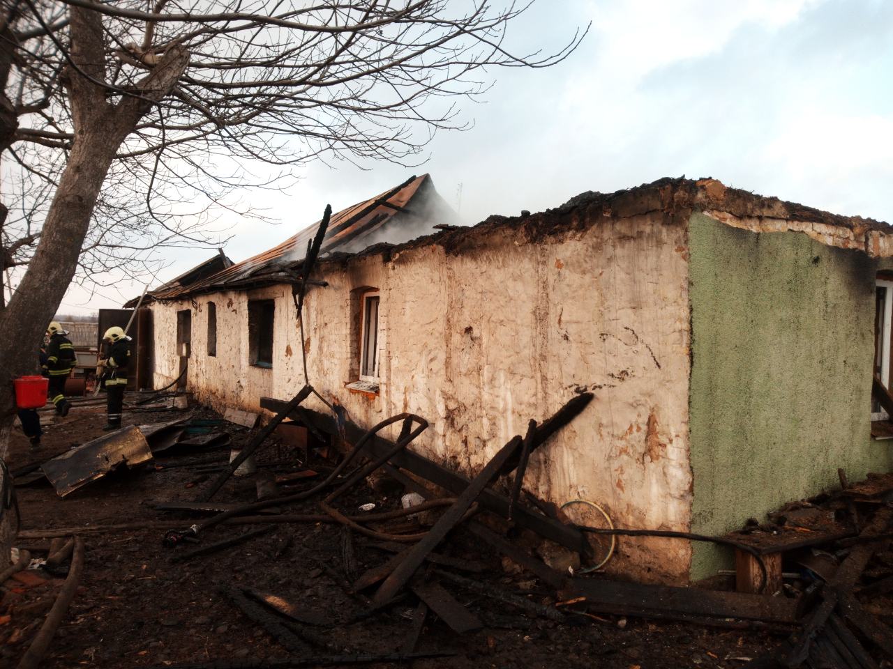 На Вінниччині ліквідовано пожежу на колишній фермі (Відео)