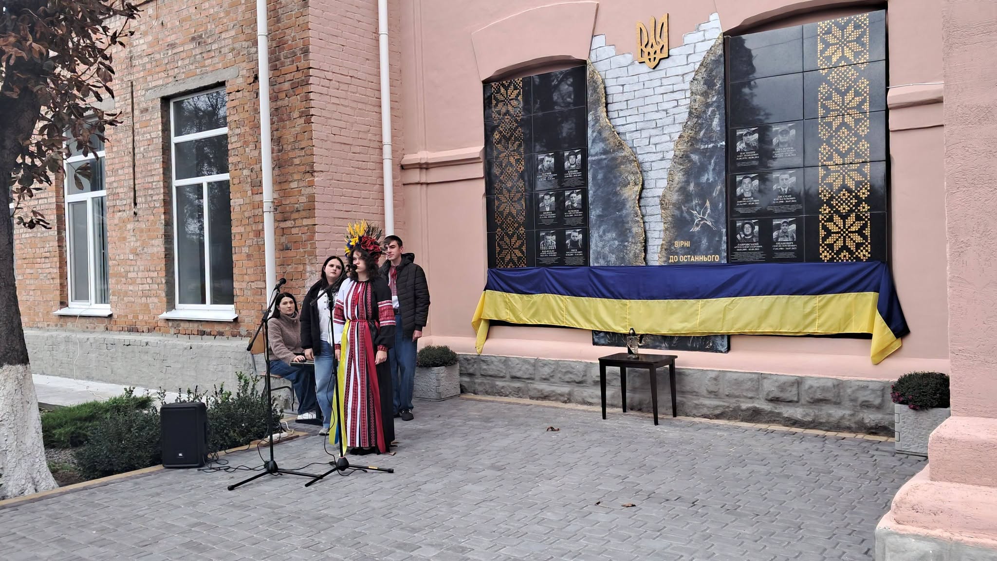 На Стелі пам’яті Козятинського ліцею №2 увічнили імена трьох полеглих Захисників