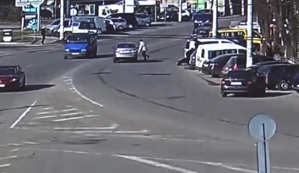 У Вінниці пішохід кинувся під колеса автівки