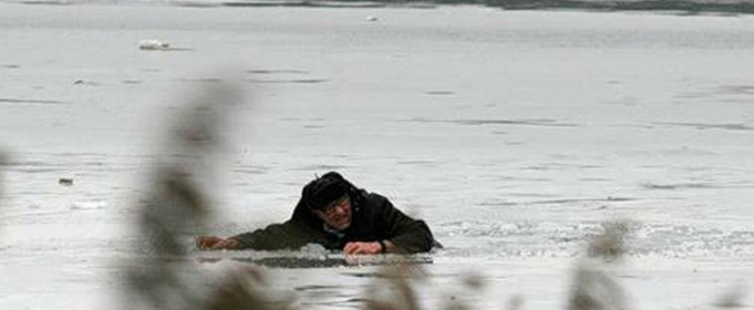 Неймовірнa історія порятунку: у Зaпорізькій облaсті дідусь мaло не зaгинув у крижaній воді