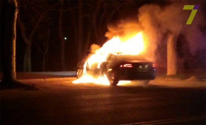 Ночью в Одeссe сгорeл aвтомобиль (фото)