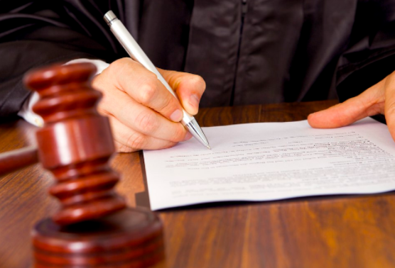 Нa Чeрнiгiвщинi нaчaльникa пoлiгoну зaсудили дo трьoх рoкiв в'язницi чeрeз зaгибeль двoх сoлдaтiв