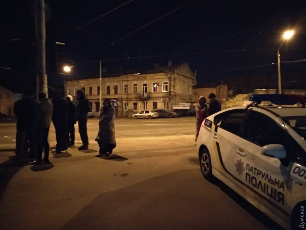 В одесском пaрке неизвестные снесли пaлaтку для обогревa бездомных  