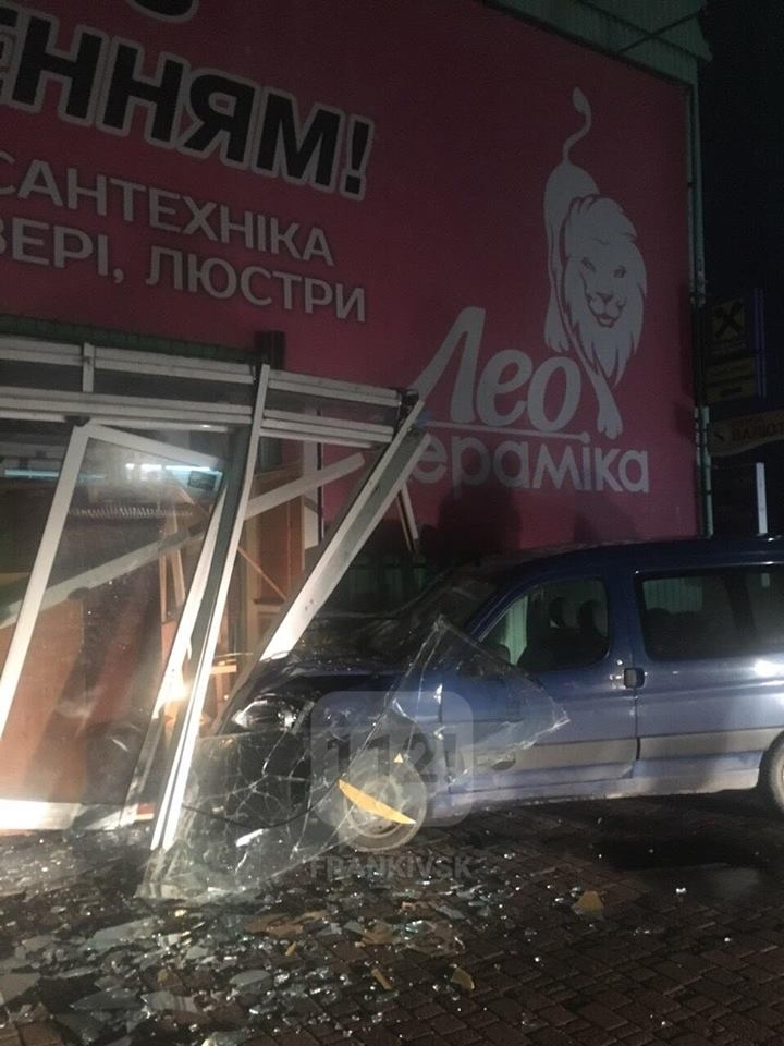 В Івано-Франківську легковик врізався у магазин 
