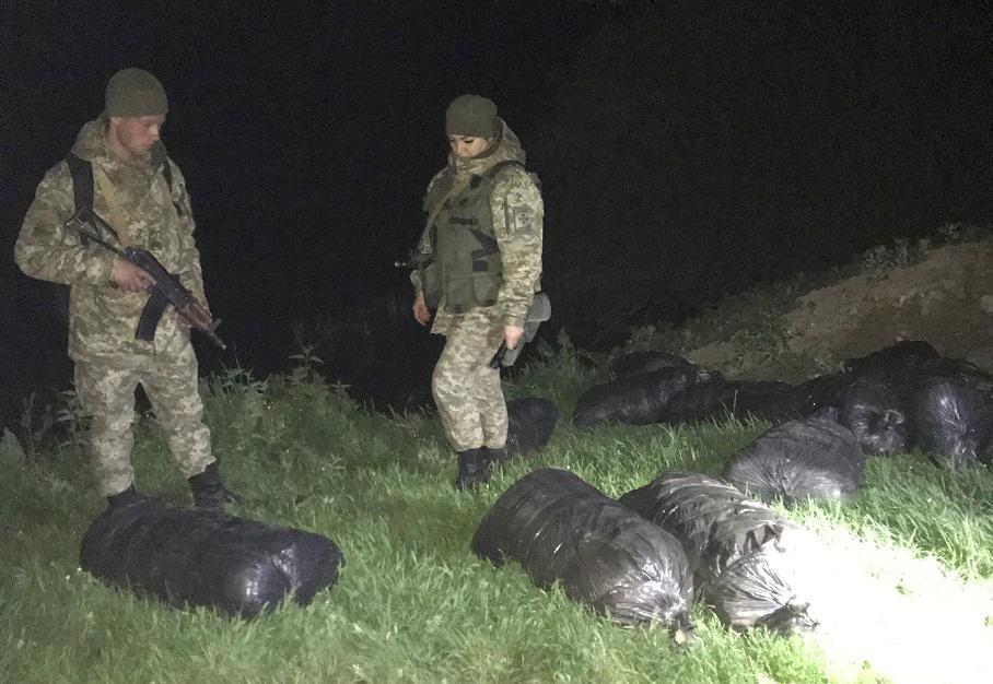 На Вінниччині прикордонники знайшли контрабандний тютюн