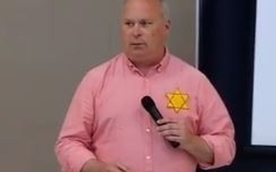«У нинішньому контексті ми всі євреї»: в Вашингтоні депутат надів жовту зірку Давида в знак протесту проти вакцинації
