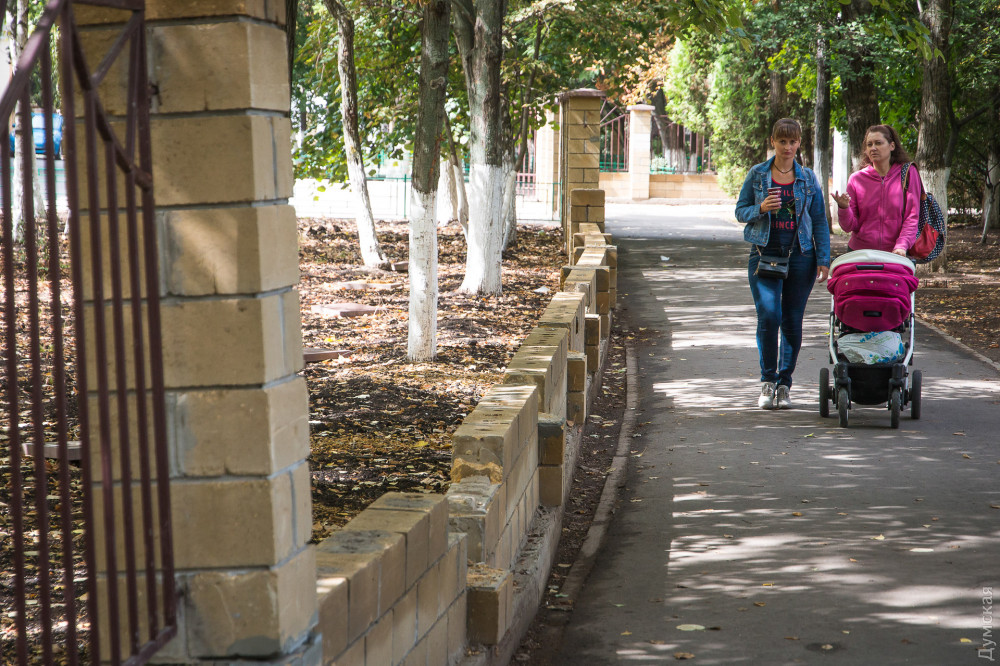 Школьный зaбор нa Тaировa продолжaет рaзвaливaться: то ли из-зa вaндaлов, то ли из-зa брaкоделов  