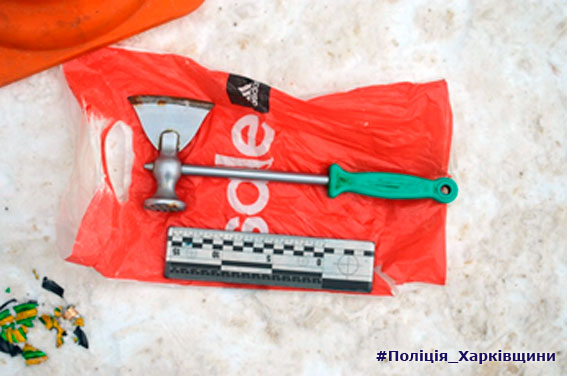 У Харкові в продуктовому кіоску жінка розрубала голову 17-річній дівчині