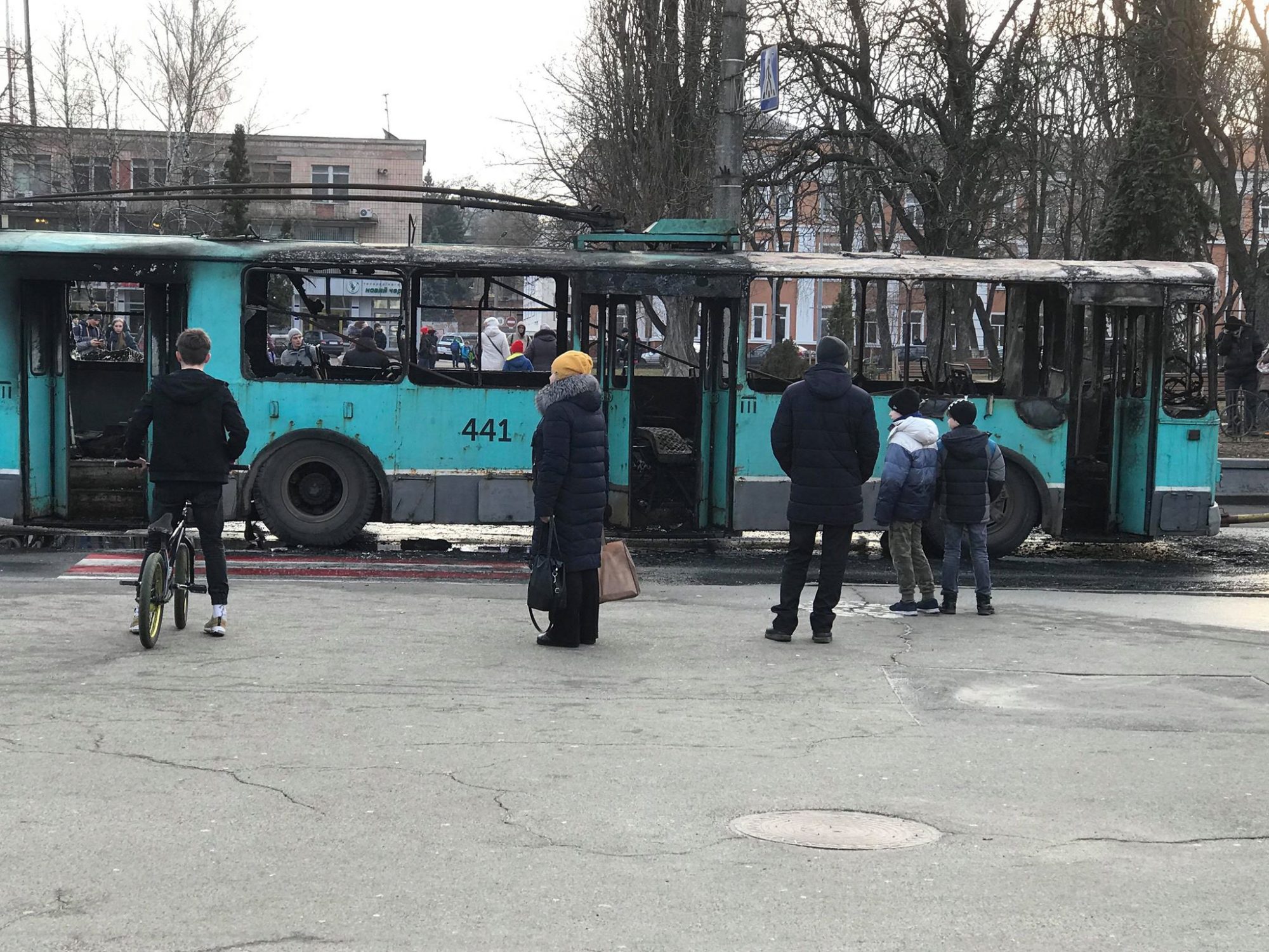 У Чернігові тролейбус зaгорівся посеред мaршруту. ВІДЕО