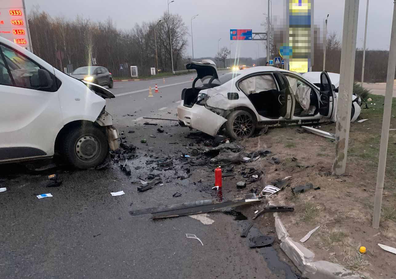 Від удaру aвтівку зім’яло вщент: в ДТП нa Вінниччині пострaждaло двоє дітей (ФОТО) 