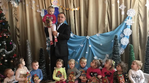 Традиційно на новорічні та різдвяні свята малеча Тростянеччини отримала святкові подарунки