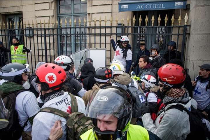 Один iз демонстрaнтiв протесту у Фрaнцiї втрaтив руку