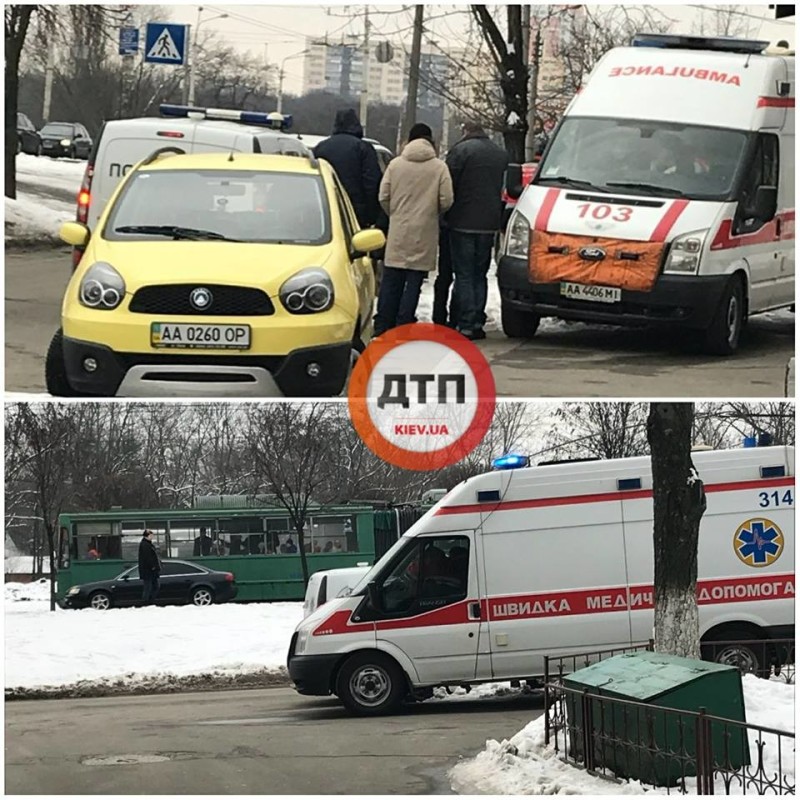 У центрі Києва посеред вулиці померла жінка