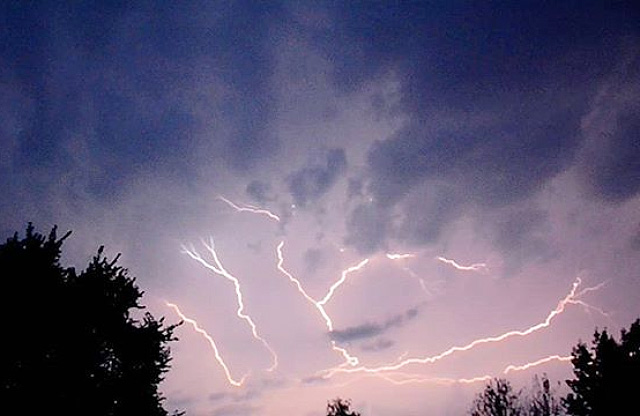 У Хоролі від удару блискавки загорівся будинок