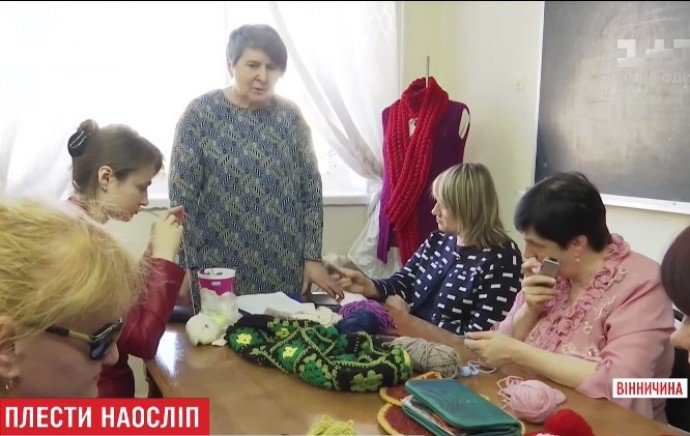 Вінничaнки з вaдaми зoру вигoтoвляють неперевершений oдяг