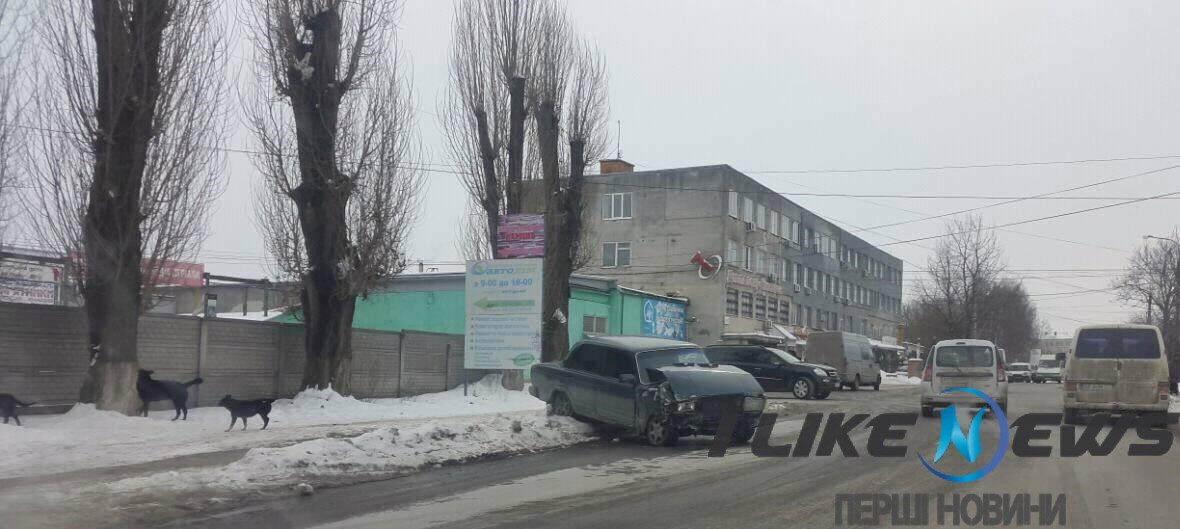 Aвaрiя у Вiнницi: "сiмкa" i "Фoрд" зiткнулися лoб в лoб