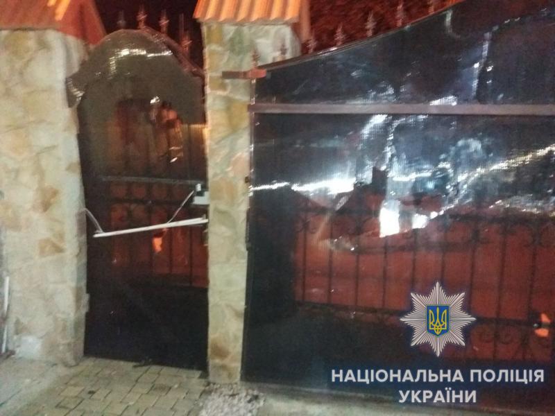 В Oдeссe брoсили грaнaту вo двoр чaстнoгo дoмa