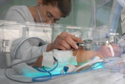 Вінницькі лікарі борються за життя хлопчика, якого матір народила та покинула в туалеті